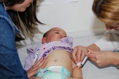 A Campanha de Multivacinação 2016 começa nesta segunda-feira (19) e vai até o dia 30 com o objetivo de resgatar não vacinados ou completar esquemas de imunização. São 14 tipos de vacinas que fazem parte do esquema vacinal de crianças menores de 5 anos e entre 9 de 14 anos. No Paraná, serão mais de 2 mil salas de vacina em funcionamento.Foto: Venilton Küchler/SESA